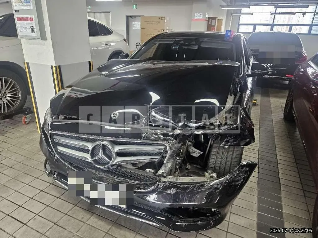 Photo 2 of 18: 2019 Mercedes-Benz E300 4Matic — Korean insurance auction