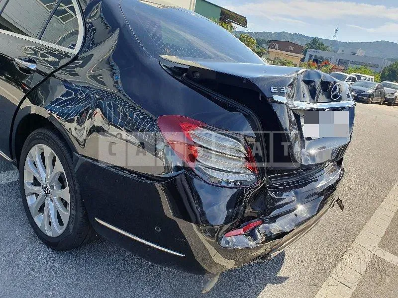 Photo 2 of 43: 2017 Mercedes-Benz E300 4Matic, VIN WDDZF4KB5JA318435 — Korean insurance auction