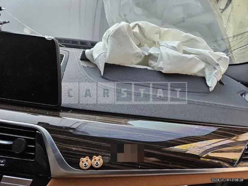 Photo 2 of 13: 2022 BMW 520i — Korean insurance auction