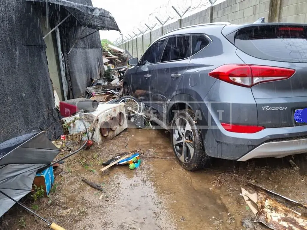 Photo 2 of 11: 2017 Hyundai Tucson, VIN KMHJ581ABHU446859 — Korean insurance auction
