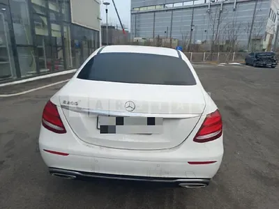 Photo 1 of 101: 2018 Mercedes-Benz E200, VIN WDDZF4CB7JA408152 — Korean insurance auction