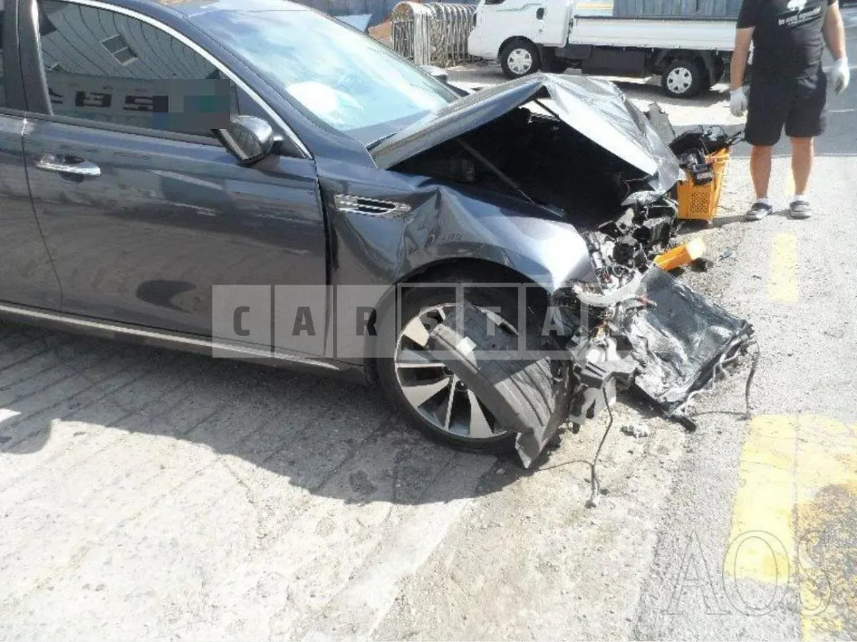 Photo 2 of 8: 2017 Kia K5, VIN KNAGS411BJA225878 — Korean insurance auction