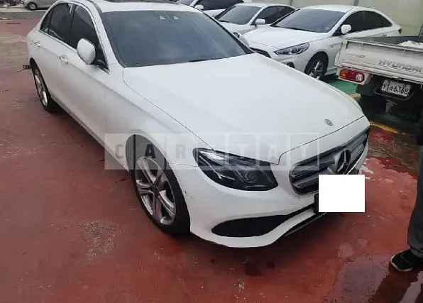 Photo 2 of 13: 2018 Mercedes-Benz E220 d, VIN WDDZF0EB2JA428332 — Korean insurance auction