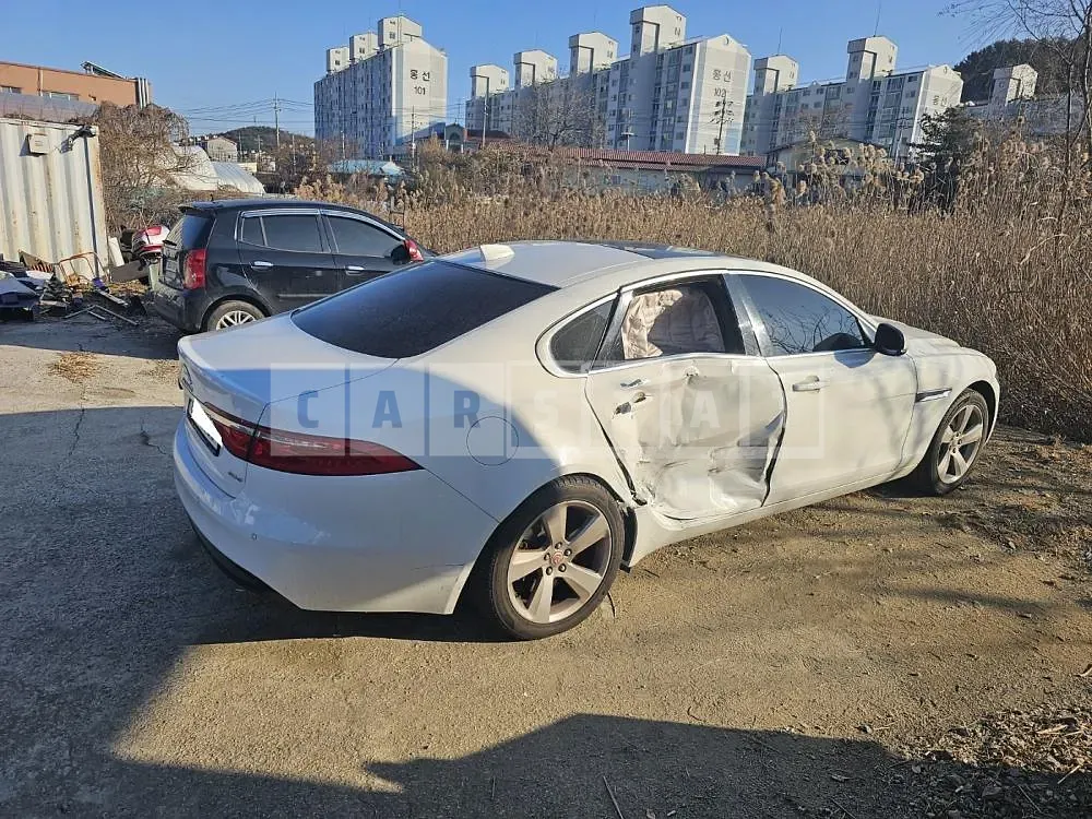Photo 2 of 21: 2018 Jaguar XF 20d, VIN SAJBB4BN8JCY63231 — Korean insurance auction