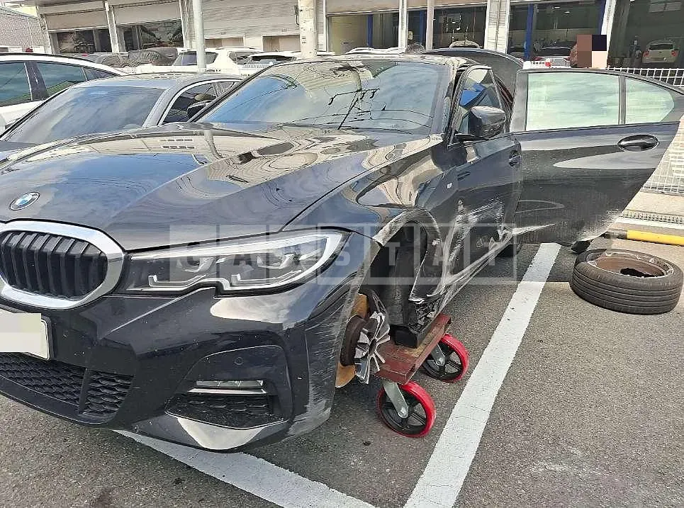 Photo 2 of 10: 2022 BMW 320d — Korean insurance auction