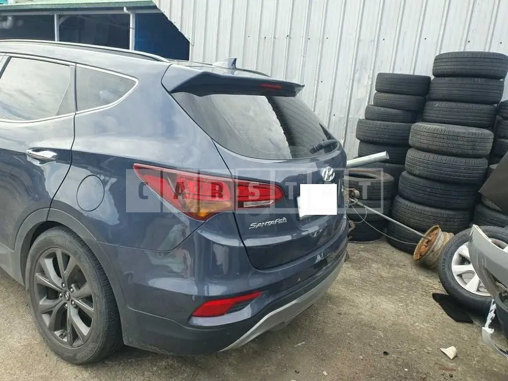 Photo 2 of 8: 2017 Hyundai Santa Fe, VIN KMHSW81UBHU720771 — Korean insurance auction
