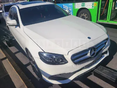 Photo 1 of 39: 2019 Mercedes-Benz E220d, VIN WDDZF0EB7KA518951 — Korean insurance auction