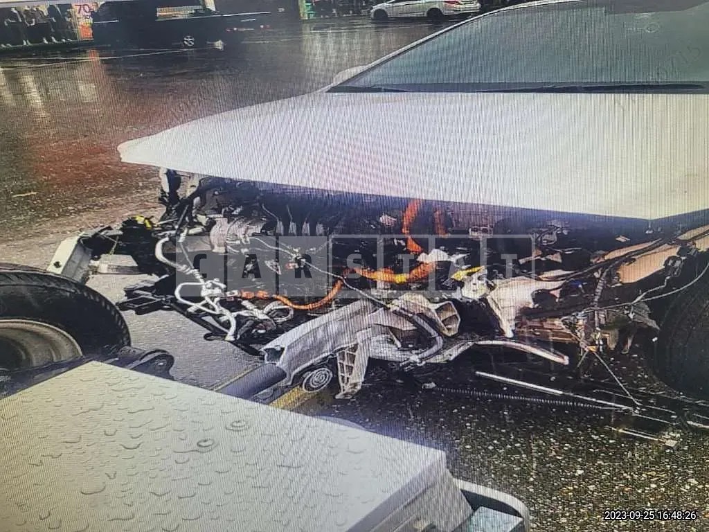 Photo 2 of 4: 2018 Hyundai Modern Ionic, VIN KMHC851CGJU077272 — Korean insurance auction