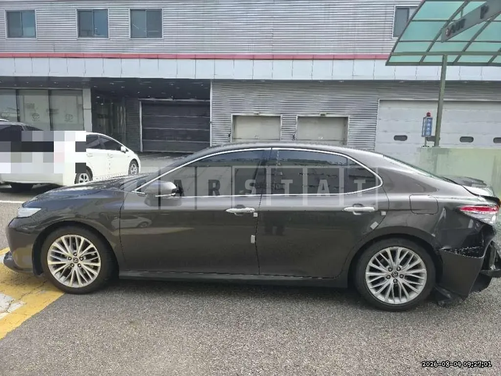 Photo 2 of 13: 2019 Toyota Camry — Korean insurance auction
