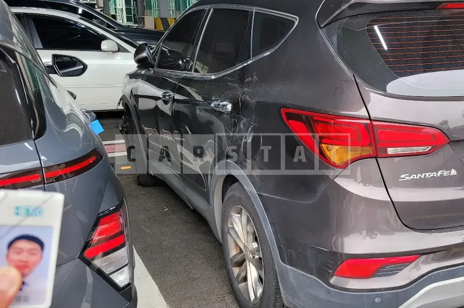 Photo 2 of 36: 2018 Hyundai Santa Fe, VIN KMHSW81UBJU812602 — Korean insurance auction