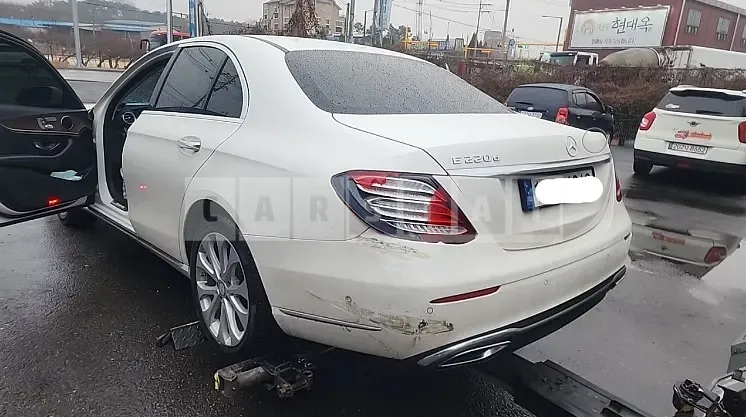 Photo 2 of 8: 2017 Mercedes-Benz E220d, VIN WDDZF0EB8HA094348 — Korean insurance auction