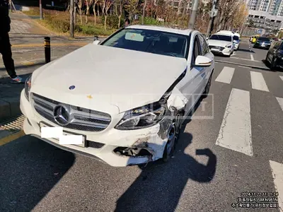 Photo 1 of 18: 2017 Mercedes-Benz C 200, VIN WDDWF4CB6HF458374 — Korean insurance auction