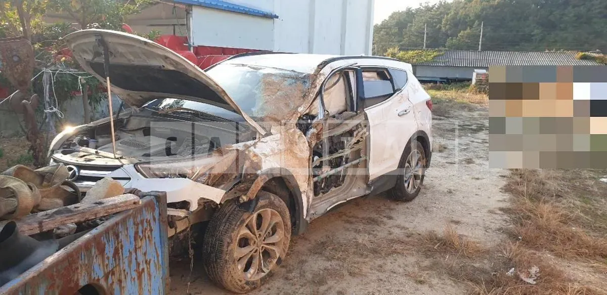 Photo 2 of 8: 2014 Hyundai Santa Fe, VIN KMHSW81UBFU355698 — Korean insurance auction