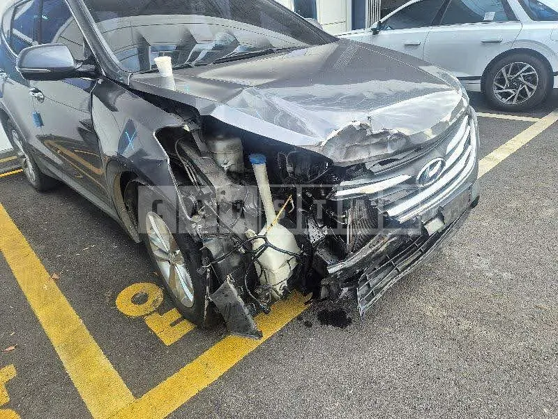 Photo 2 of 28: 2017 Hyundai Santa Fe, VIN KMHSW81UBHU753237 — Korean insurance auction