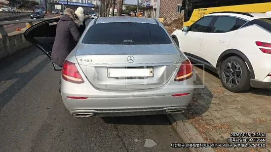 Photo 2 of 6: 2018 Mercedes-Benz E 200, VIN WDDZF4CB3JA304919 — Korean insurance auction