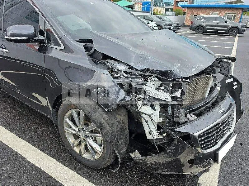 Photo 2 of 18: 2019 Kia Carnival, VIN KNAMC81ABKS596913 — Korean insurance auction