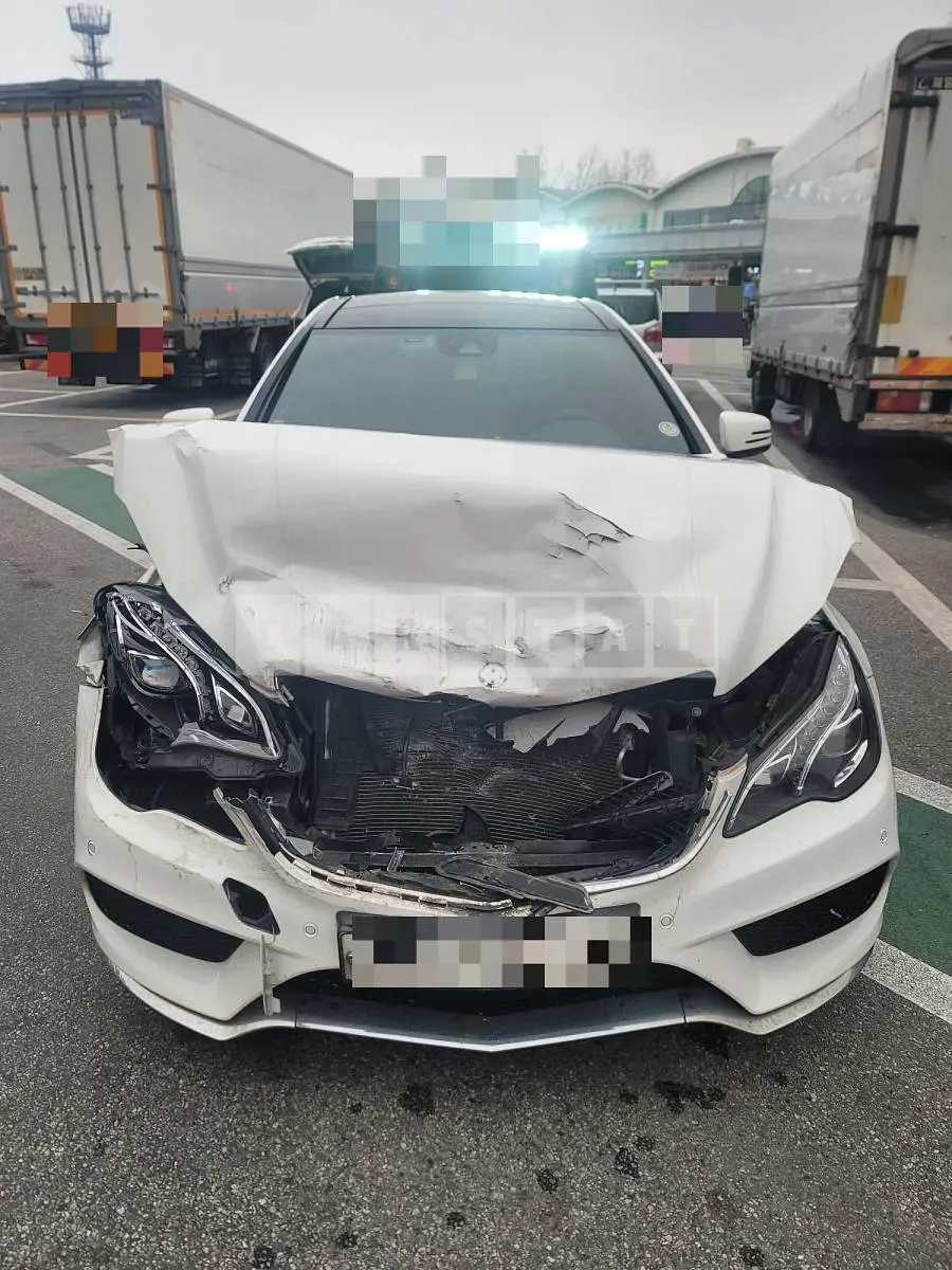Photo 2 of 4: 2016 Mercedes-Benz E200 Coupe — Korean insurance auction