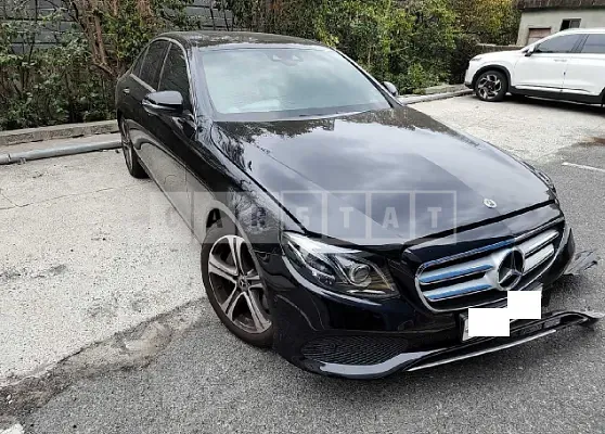 Photo 2 of 23: 2018 Mercedes-Benz E 300, VIN WDDZF4JB1JA455583 — Korean insurance auction