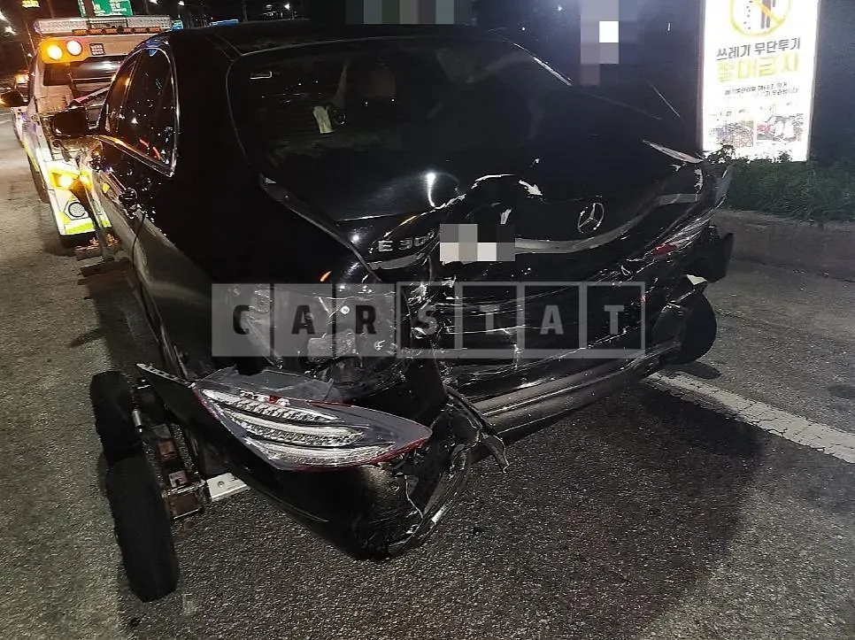 Photo 2 of 6: 2016 Mercedes-Benz E300, VIN WDDZF4JB7HA052606 — Korean insurance auction