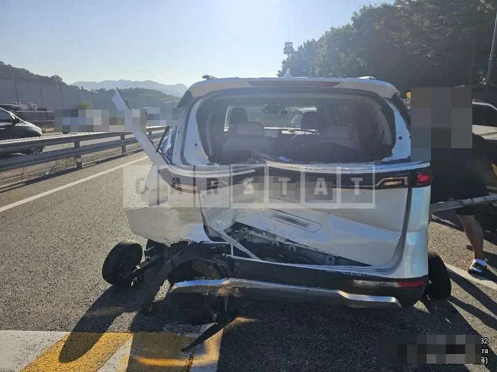 Photo 2 of 8: 2020 Kia Carnival 2.2 — Korean insurance auction