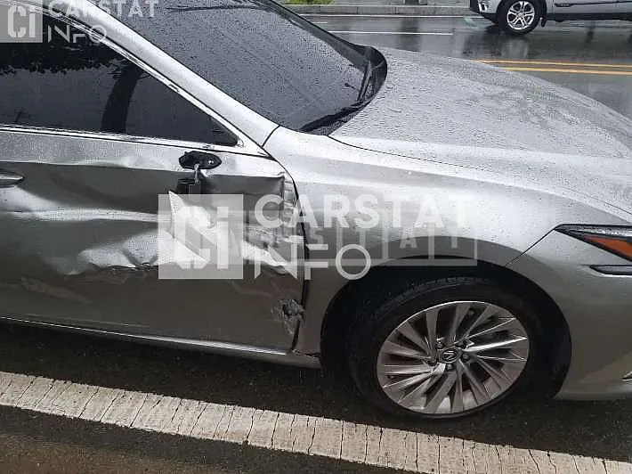 Photo 2 of 5: 2022 Lexus ES300h, VIN JTHBA1C11N2009669 — Korean insurance auction