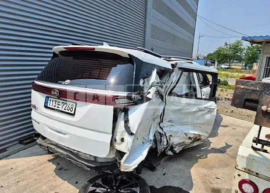 Photo 2 of 12: 2021 Kia Carnival — Korean insurance auction