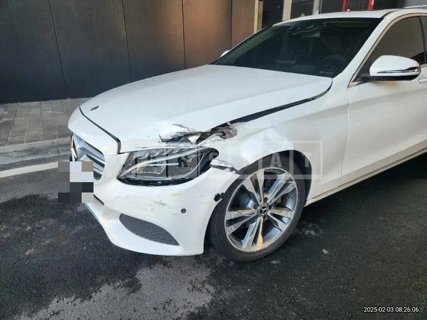 Photo 2 of 17: 2018 Mercedes-Benz C220 d — Korean insurance auction