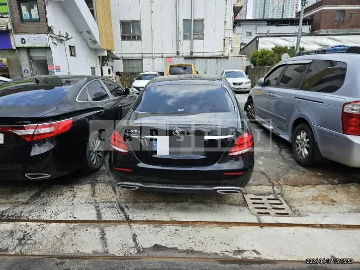 Photo 2 of 27: 2019 Mercedes-Benz E220d — Korean insurance auction