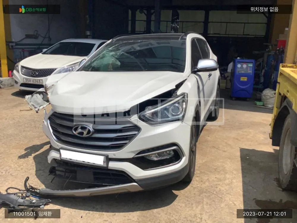 Photo 2 of 13: 2017 Hyundai Santa Fe, VIN KMHSW81UDHU743394 — Korean insurance auction