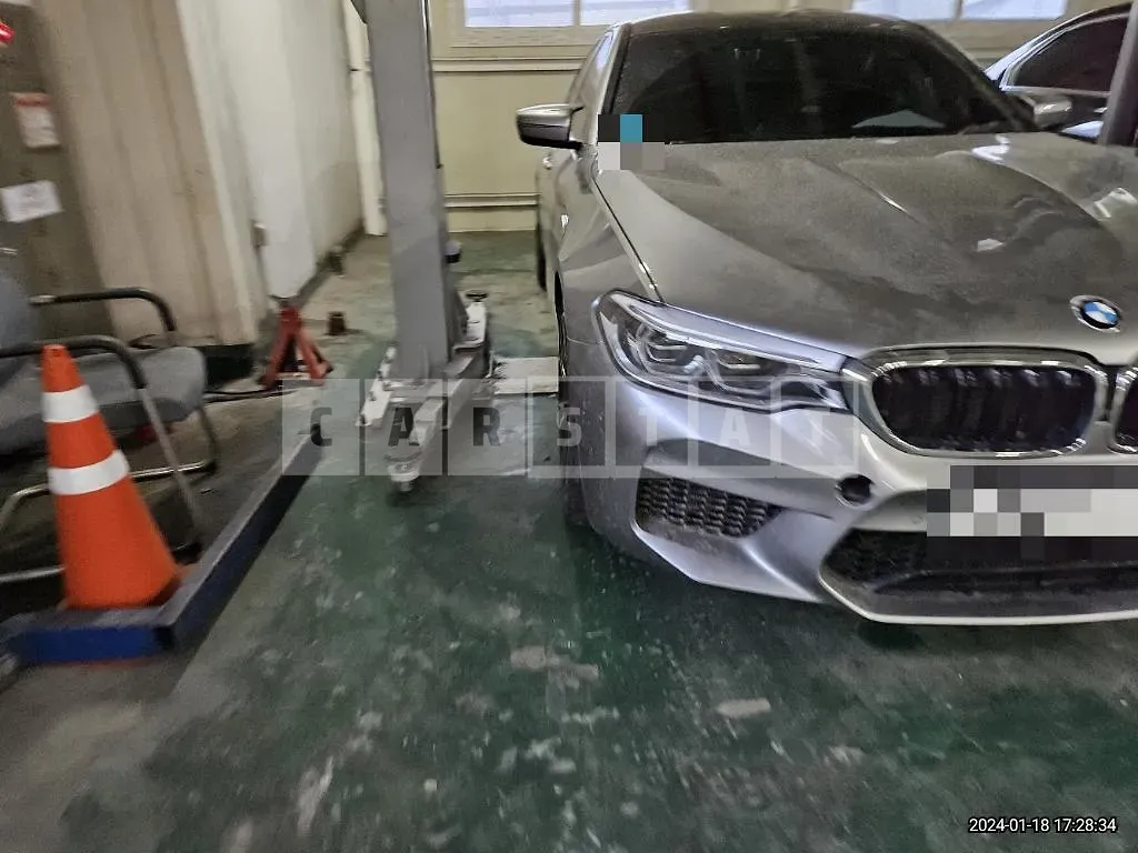 Photo 2 of 36: 2018 BMW M5, VIN WBSJF0109JG966981 — Korean insurance auction