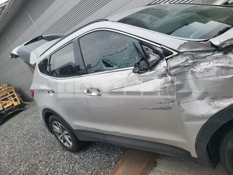 Photo 2 of 6: 2015 Hyundai Santa Fe DM — Korean insurance auction