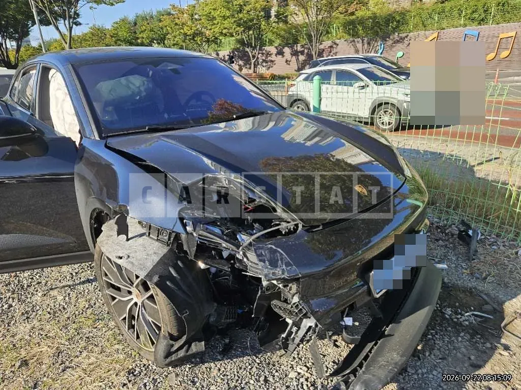 Photo 2 of 23: 2026 Porsche Macan 4 — Korean insurance auction