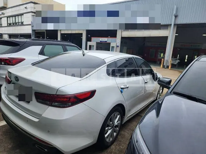 Photo 2 of 10: 2017 Kia K5, VIN KNAGT411BJA220203 — Korean insurance auction