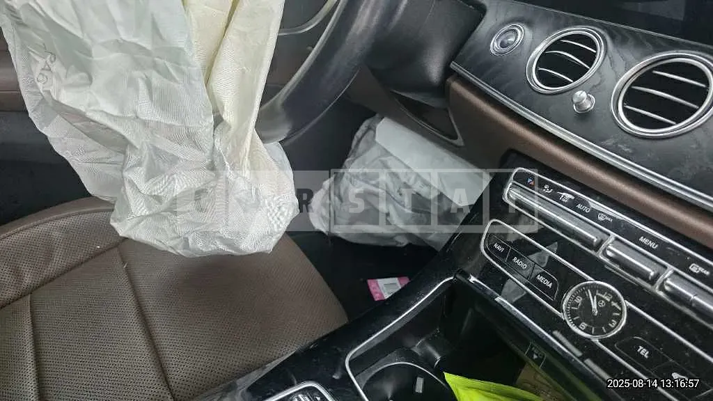 Photo 2 of 12: 2018 Mercedes-Benz E300 4Matic — Korean insurance auction