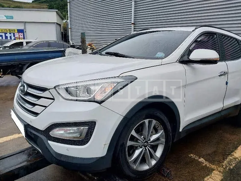 Photo 2 of 13: 2015 Hyundai Santa Fe, VIN KMHSW81UBFU507100 — Korean insurance auction