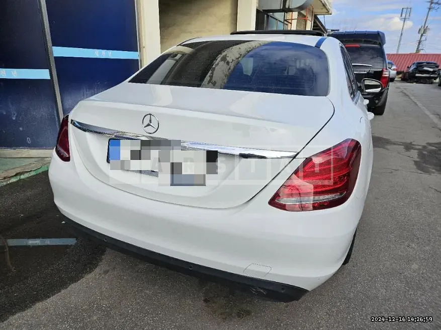 Photo 2 of 9: 2015 Mercedes-Benz C200 d — Korean insurance auction