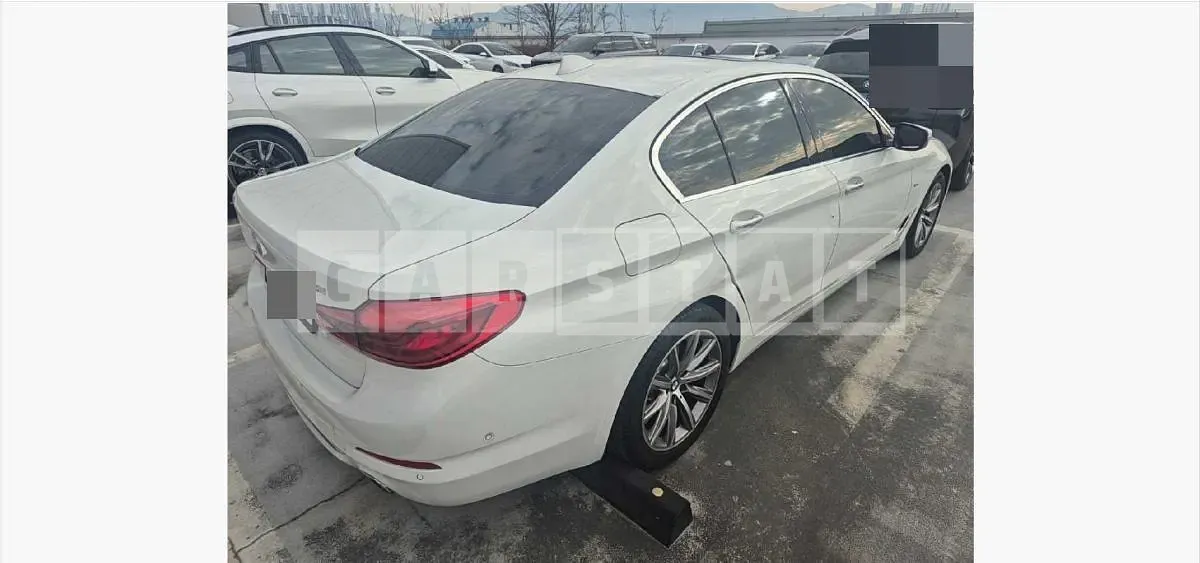 Photo 2 of 9: 2018 BMW 520i — Korean insurance auction