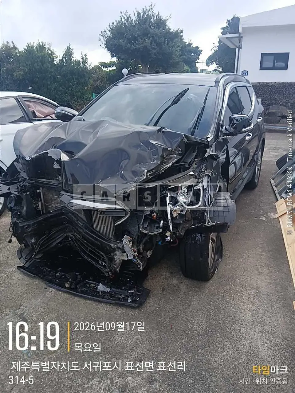 Photo 2 of 10: 2017 Hyundai Santa Fe, VIN KMHSW81UBHU769460 — Korean insurance auction