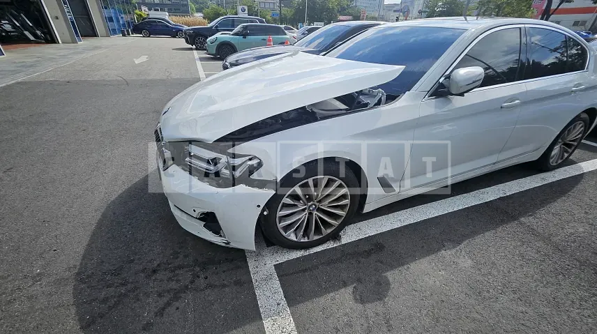 Photo 2 of 4: 2023 BMW 520i, VIN WBA11BH01PWY14390 — Korean insurance auction