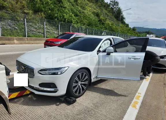 Photo 2 of 16: 2023 Volvo S90 B5, VIN LVYPTL121PP318095 — Korean insurance auction