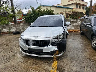 Photo 1 of 13: 2015 Kia Carnivals — Korean insurance auction