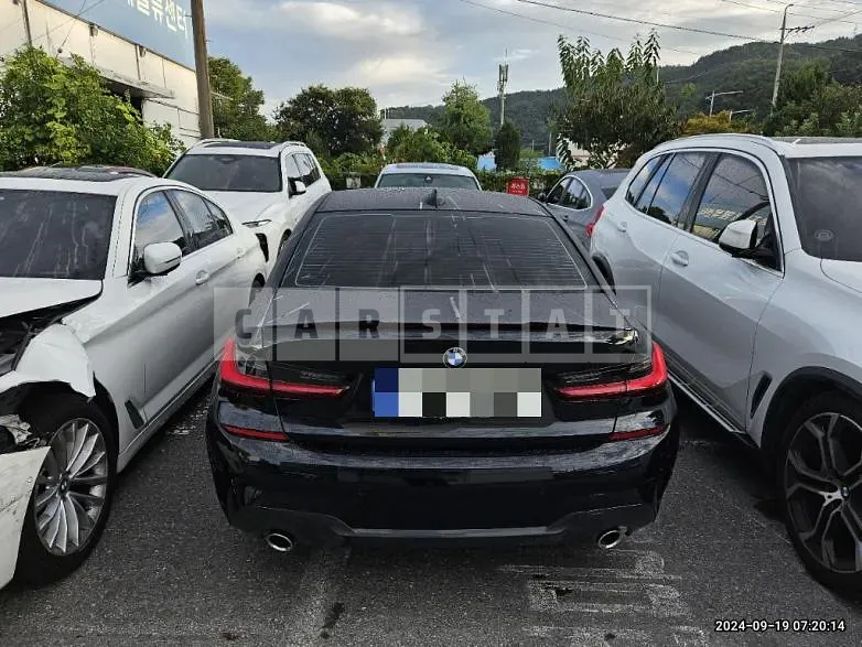 Photo 2 of 26: 2022 BMW 320i — Korean insurance auction