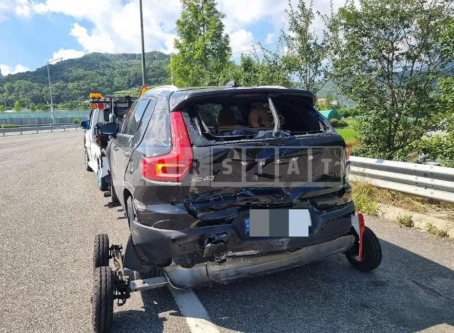 Photo 3 of 3: 2022 Volvo XC40B4 AWD — Korean insurance auction