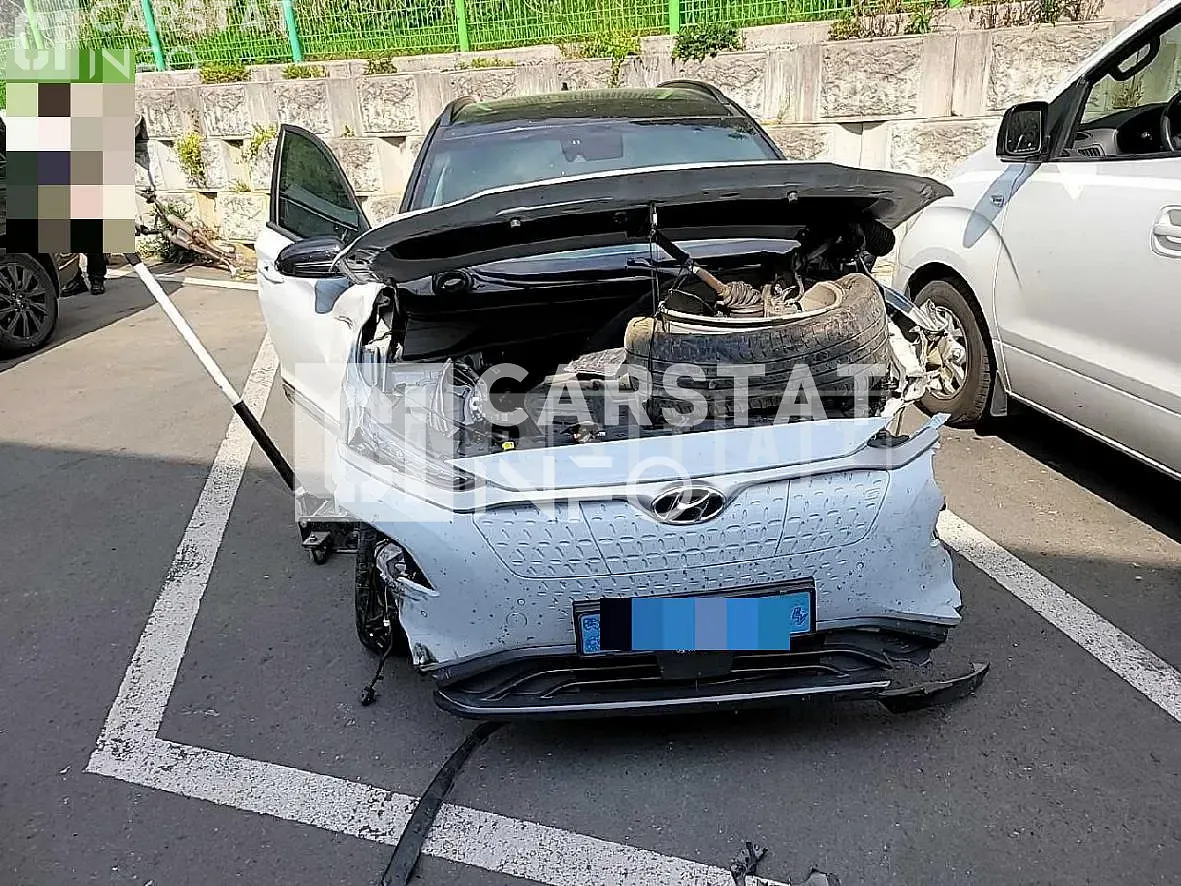 Photo 2 of 8: 2019 Hyundai Kona Electric, VIN KMHK381GFKU053342 — Korean insurance auction