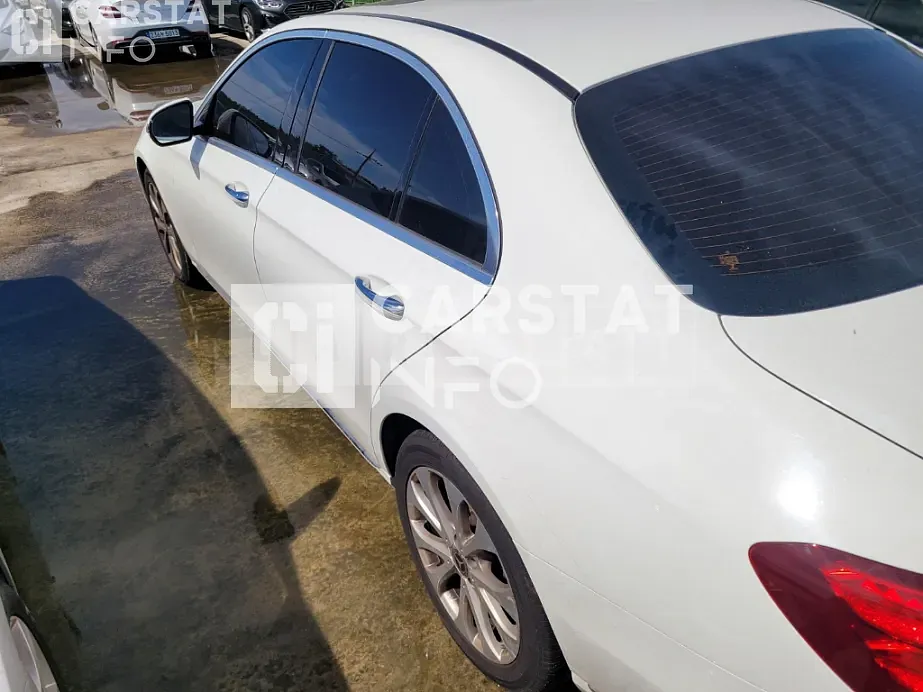 Photo 2 of 21: 2019 Mercedes-Benz E220d, VIN WDDZF0EB3KA663677 — Korean insurance auction