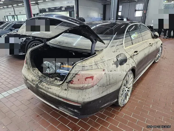 Photo 2 of 10: 2017 Mercedes-Benz E300 4Matic — Korean insurance auction