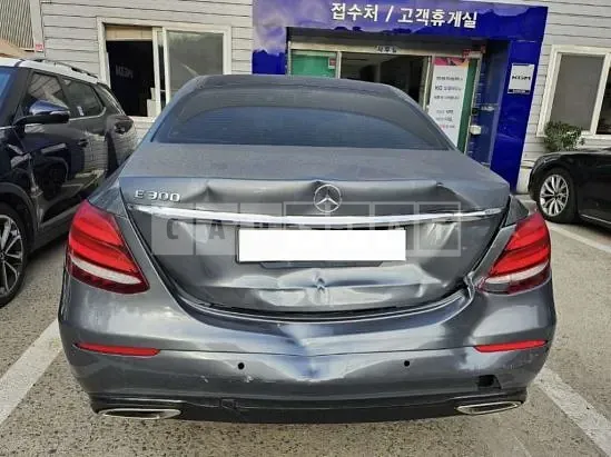 Photo 2 of 22: 2017 Mercedes-Benz E 300, VIN WDDZF4JB0HA058621 — Korean insurance auction