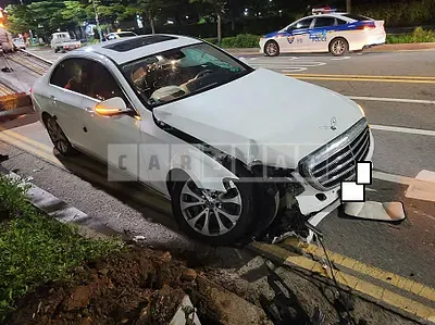 Photo 1 of 7: 2018 Mercedes-Benz E 300 4Matic, VIN WDDZF4KBXJA322223 — Korean insurance auction