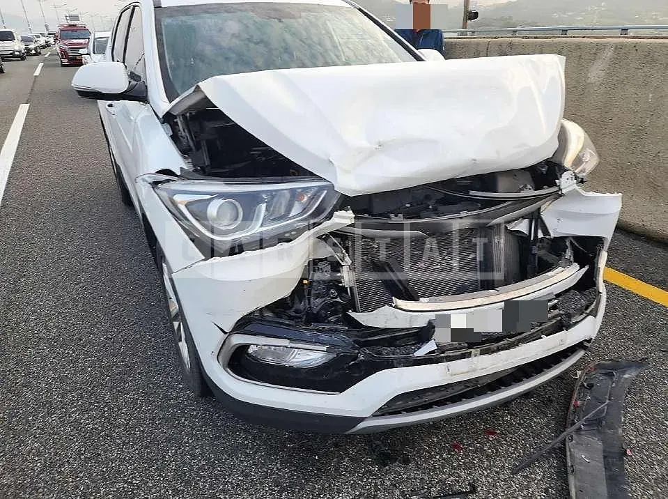 Photo 2 of 9: 2016 Hyundai Santa Fe DM — Korean insurance auction