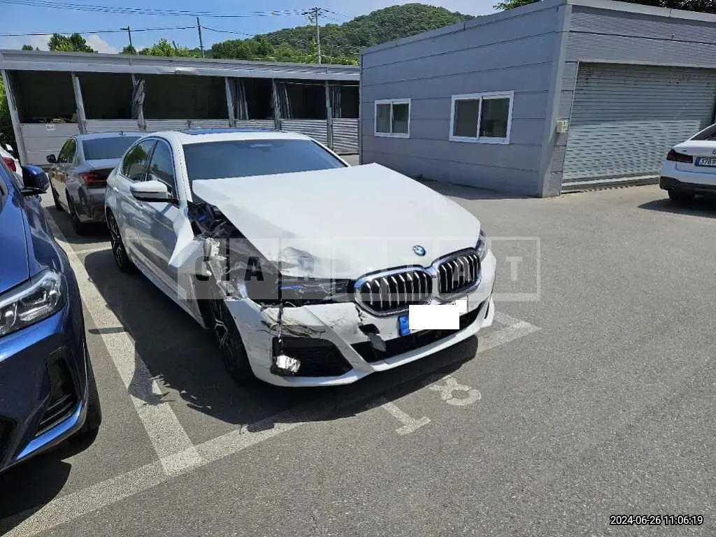 Photo 2 of 20: 2023 BMW 530i — Korean insurance auction